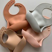 Load image into Gallery viewer, Rommer Co Silicone Catcher Bibs
