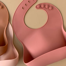 Load image into Gallery viewer, Rommer Co Silicone Catcher Bibs