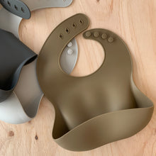 Load image into Gallery viewer, Rommer Co Silicone Catcher Bibs