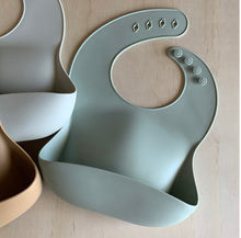 Load image into Gallery viewer, Rommer Co Silicone Catcher Bibs